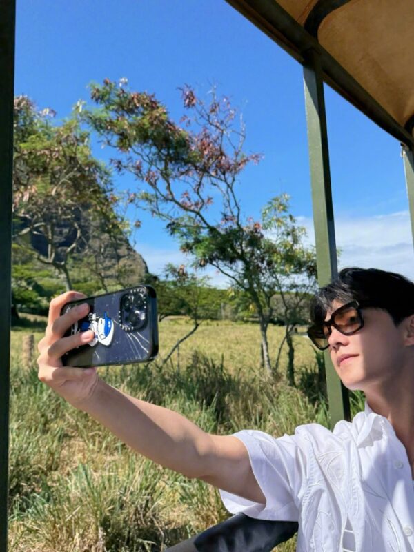 Cnovelholic.com News - Yang Yang’s Cracked Phone Case - poster